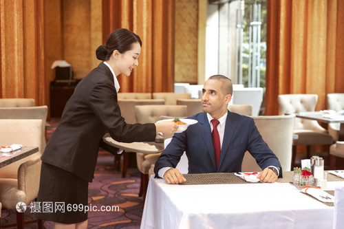 提升酒店餐厅外宾服务 专业上菜流程与酒店管理策略